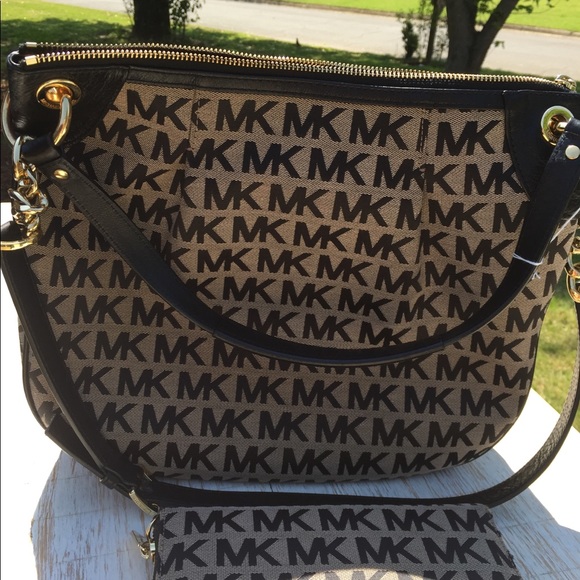 Michael Kors matching purse and wallet - Picture 3 of 5